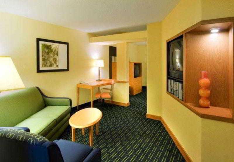 Fairfield Inn And Suites By Marriott Emporia I-95 Exterior photo