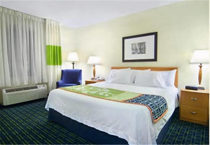 Fairfield Inn And Suites By Marriott Emporia I-95 Exterior photo
